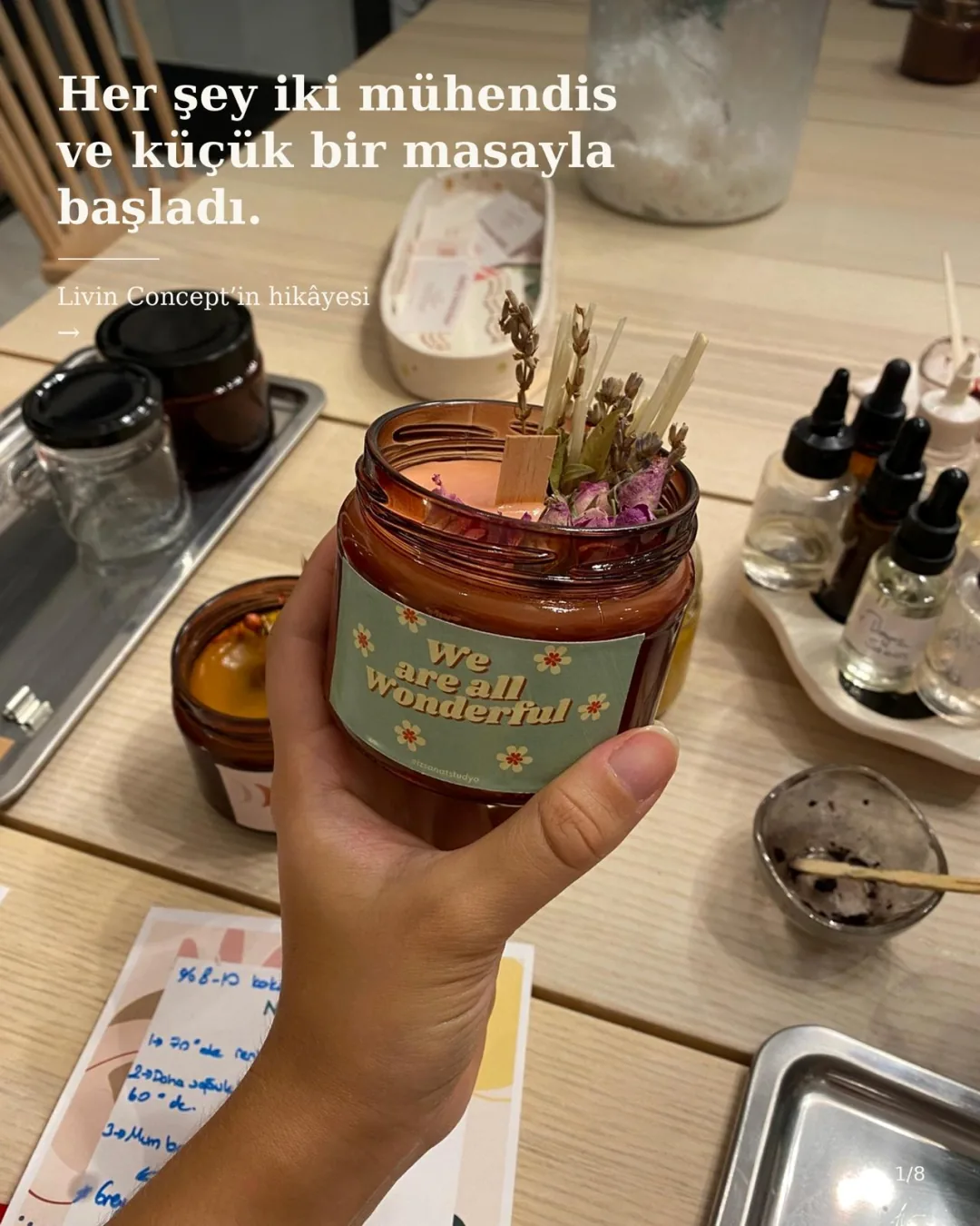 Bir elin tuttuğu kavanoz mum ve atölye masasındaki malzemeler — Livin Concept’in hikâyesinin ilk sahnesi