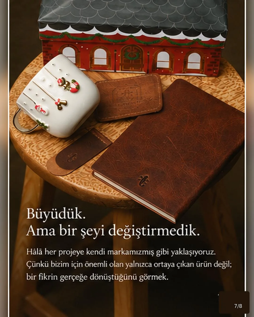 Deri defter, kırmızı çatılı ev figürü ve seramik kupa — markaya özel hediye detayları